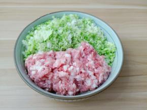 猪肉白菜放入一个大碗里。