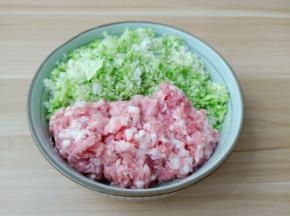 猪肉白菜放入一个大碗里。