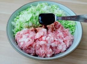 加入蚝油与盐一勺。