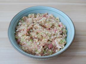 调味料搅拌均匀再加一勺芝麻油。