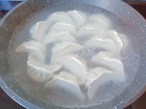 锅里水开加入饺子开大火煮。
