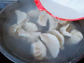 等到煮饺子水开以后，加一点凉开水。