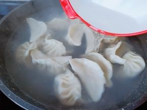 等到煮饺子水开以后，加一点凉开水。