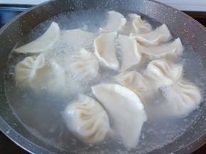 带饺子再次煮到浮起。