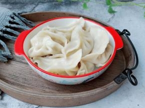 满满的一碗饺子，小子瞬间吃完了！