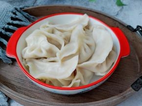 白菜饺子鲜美又多汁。