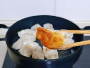 平底锅中刷少许食用油，摆入包好的饺子，盖上盖子小火慢煎，煎至底部金黄即可。