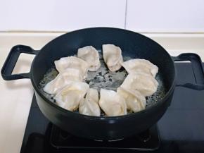 面粉与水混合在一起，充分搅拌均匀，无干粉，把面粉水倒入锅中，面粉水开始冒大然。