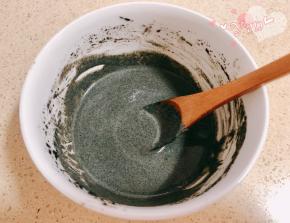 黑芝麻酱+牛奶混合搅拌至无颗粒状。