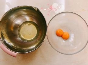 分离蛋黄蛋清（2蛋法如果鸡蛋不大，蛋清较少的话，就放2蛋黄，3蛋清）。