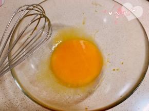 蛋黄打散，加入玉米油，画“Z”搅拌均匀。