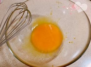 蛋黄打散，加入玉米油，画“Z”搅拌均匀。