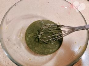 加入牛奶黑芝麻，画“Z”搅拌均匀。