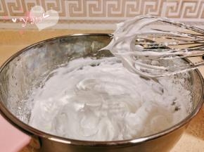 糖分三次倒入蛋清打发，先高速打发到硬性发泡，再低速打几圈，打到提起打蛋器出现硬硬的小尖角即可。
