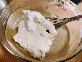 挖一大勺蛋白到蛋黄糊里翻拌均匀，再取1/3蛋白倒入蛋白里翻拌均匀。