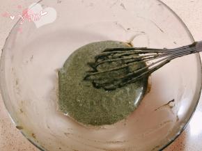 筛入低筋面粉，翻拌均匀，翻拌成细腻光滑的面糊。