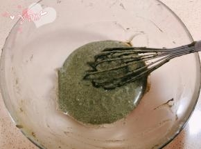 筛入低筋面粉，翻拌均匀，翻拌成细腻光滑的面糊。