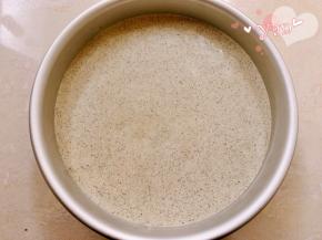 倒入模具里，用刮刀稍微抹平，再震两下。