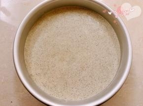 倒入模具里，用刮刀稍微抹平，再震两下。