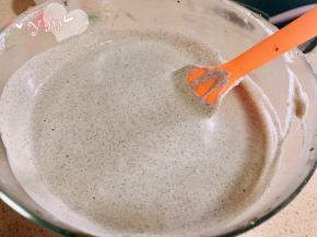 最后将剩余的蛋黄糊倒入蛋白盆中，翻拌均匀。