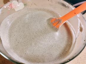 最后将剩余的蛋黄糊倒入蛋白盆中，翻拌均匀。