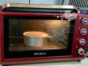 放入预热好的烤箱，底层，150度烤50分钟。出炉后轻震两下倒扣晾凉再脱模。