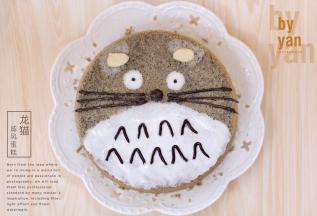 蛋糕底部一半涂上酸奶，然后挤上眼睛，黑巧克力酱画上眼珠和胡须，最后杏仁片叠加做耳朵。