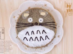 蛋糕底部一半涂上酸奶，然后挤上眼睛，黑巧克力酱画上眼珠和胡须，最后杏仁片叠加做耳朵。