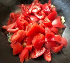 放入切好的西红柿块大火快速翻炒