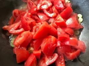 放入切好的西红柿块大火快速翻炒