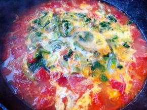 鸡蛋磕一个小洞蛋液直接甩人汤中