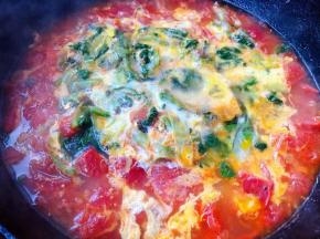 鸡蛋磕一个小洞蛋液直接甩人汤中