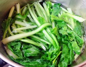 小白菜摘好洗净放入开水中焯水时间不要过长刚刚变色即可