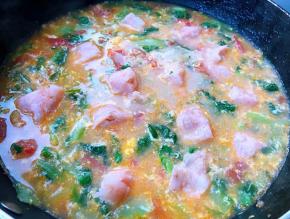 放入最鲜美的虾滑大火煮开