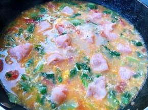 放入最鲜美的虾滑大火煮开