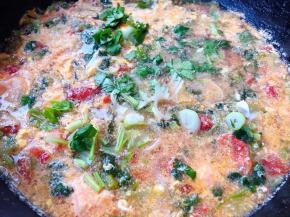 最后放入盐和味精调味均匀撒上葱花和香菜提鲜即可出锅享用