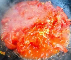 炒出西红柿汤汁