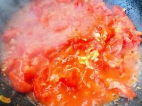 炒出西红柿汤汁