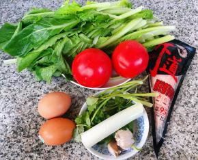 准备原材料小白菜、西红柿、虾滑、鸡蛋、香菜、葱、蒜