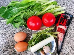 准备原材料小白菜、西红柿、虾滑、鸡蛋、香菜、葱、蒜