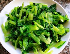 焯好水的小白菜立即放入冷水中过凉后沥干水份切成小段