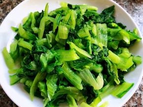 焯好水的小白菜立即放入冷水中过凉后沥干水份切成小段