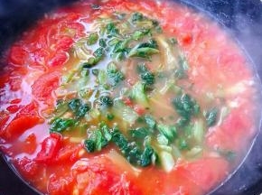 放入小白菜段中小火煮起来