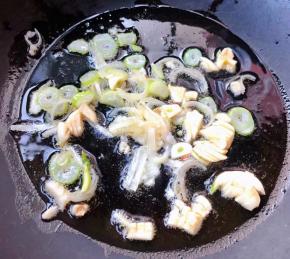 锅中倒入底油加热放入葱、蒜爆香