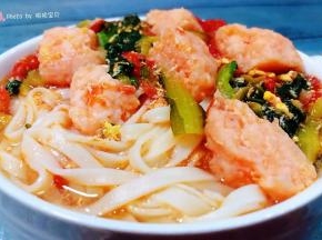 面条放入容器中淋上喜欢鸡蛋时蔬汤就大功告成了