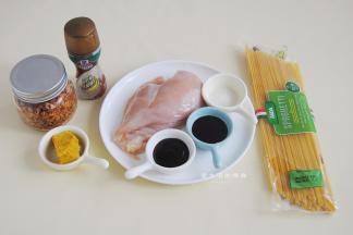 准备好材料，鸡胸肉要去掉肉筋和肥肉，清洗干净，红葱碎要是没有可用少许煎过的洋葱代替。