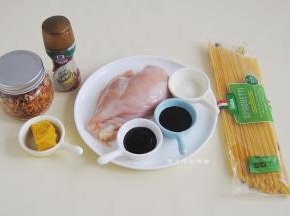 准备好材料，鸡胸肉要去掉肉筋和肥肉，清洗干净，红葱碎要是没有可用少许煎过的洋葱代替。