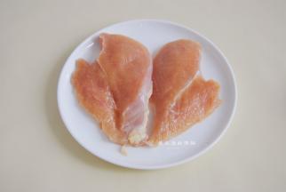 鸡胸肉从中间破开成2份，让鸡肉的厚度在1.5CM这样，煎的时候容易熟口感也不会柴。