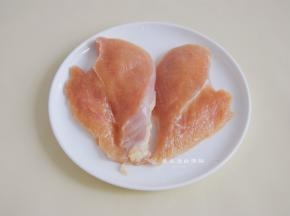 鸡胸肉从中间破开成2份，让鸡肉的厚度在1.5CM这样，煎的时候容易熟口感也不会柴。