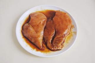 把酱油蚝油和1克盐混合成酱汁，均匀地倒在鸡胸肉上，用手给鸡胸肉按摩均匀后，盖上保鲜膜，放入冰箱腌制1小时，让鸡胸肉入味。